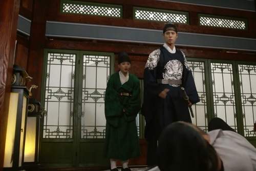 Mây họa ánh trăng tập 6: Park Bo Gum cứu Kim Yoo Jung khỏi kẻ cưỡng bức 12