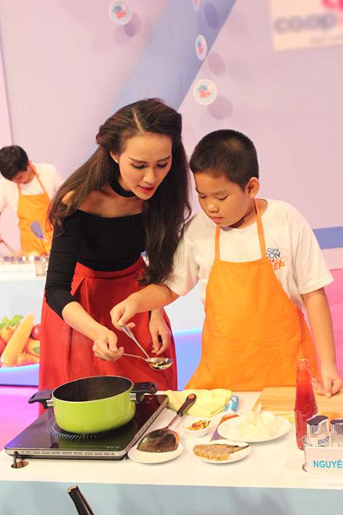 Cùng Con Vào Bếp: MC Bảo Anh “choáng” với tài nấu ăn của các thí sinh nhí 15