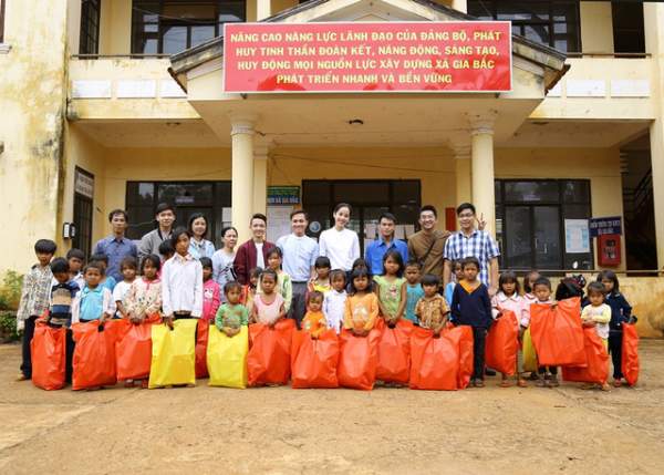 Hoa khôi Nam Em vượt 300km mang trung thu đến với trẻ em K"Ho 9