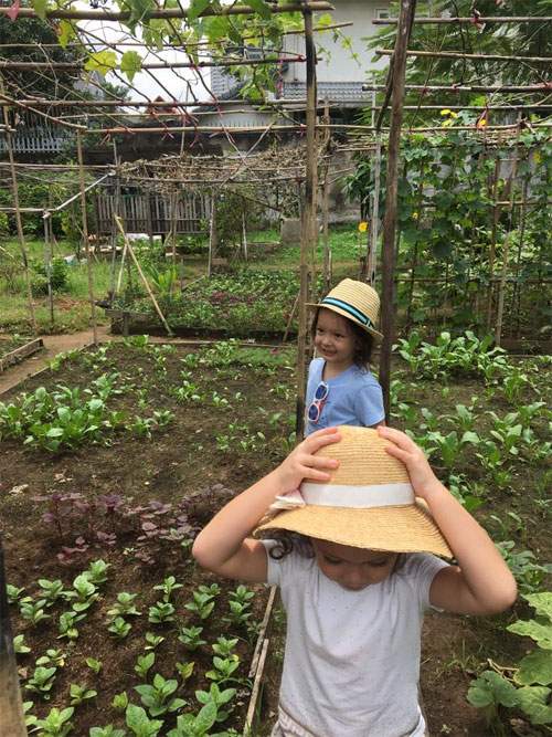 Hai con Hồng Nhung thích thú khám phá công việc làm vườn 12