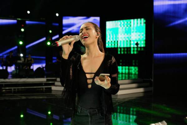 Ái Phương khoe ngực phẳng trên sân khấu tổng duyệt Vietnam Idol 6