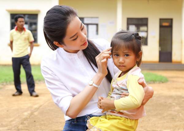 Hoa khôi Nam Em vượt 300km mang trung thu đến với trẻ em K"Ho 6