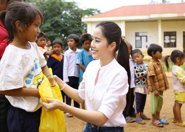 Hoa khôi Nam Em vượt 300km mang trung thu đến với trẻ em K"Ho 4