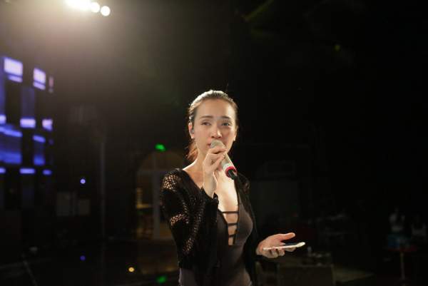 Ái Phương khoe ngực phẳng trên sân khấu tổng duyệt Vietnam Idol 3