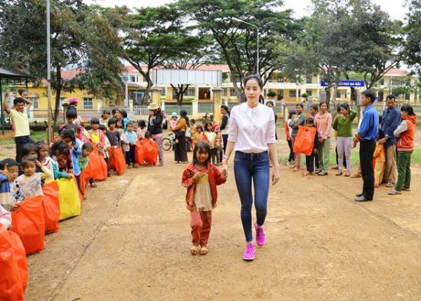 Hoa khôi Nam Em vượt 300km mang trung thu đến với trẻ em K"Ho 8