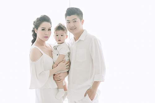 Vợ chồng Nhật Kim Anh tình cảm bên con trai sắp tròn 1 tuổi 6