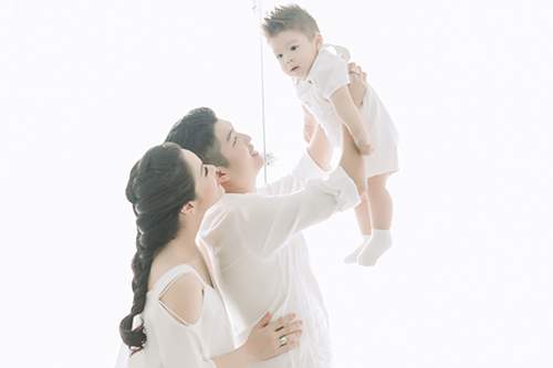 Vợ chồng Nhật Kim Anh tình cảm bên con trai sắp tròn 1 tuổi 9