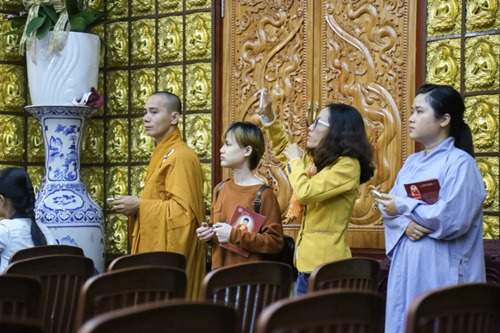 Sao Việt làm lễ cầu an cho Minh Thuận đúng ngày sinh nhật 6