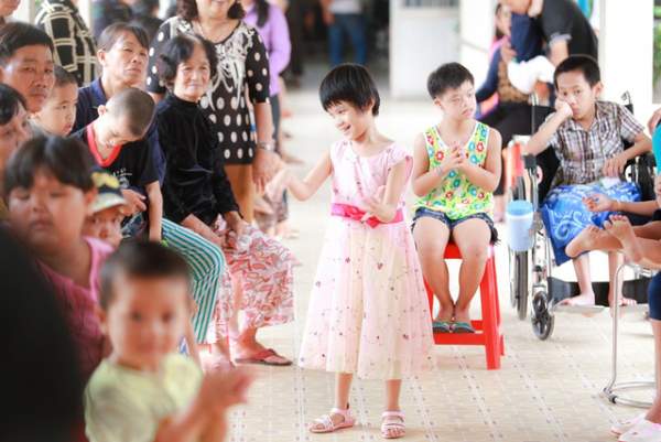 Á hậu Hoàng Oanh, Thuỳ Dung mang trung thu về với trẻ khuyết tật Tây Ninh 10