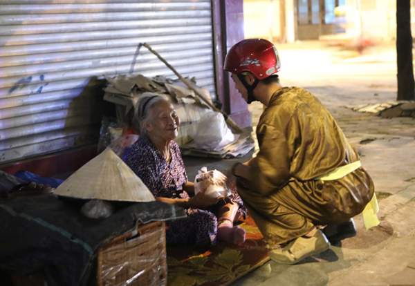 "Chị Hằng, Chú Cuội" mang bánh trung thu tặng người vô gia cư 4