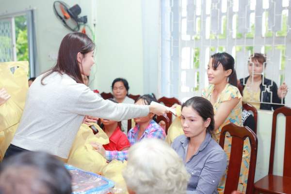 Á hậu Hoàng Oanh, Thuỳ Dung mang trung thu về với trẻ khuyết tật Tây Ninh 3