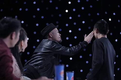 Huy Tuấn "tát" thí sinh VN Idol trên sóng truyền hình 4