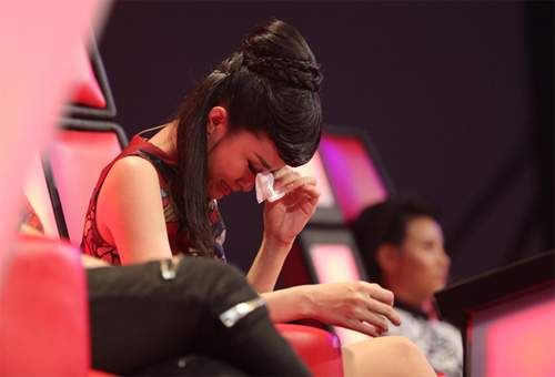 Đông Nhi khóc nấc vì học trò The Voice Kids bị chỉ trích 3