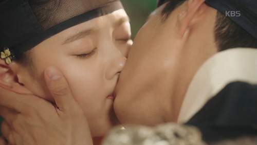 Mây họa ánh trăng tập 7: Park Bo Gum - Kim Yoo Jung hôn nhau đắm đuối 9