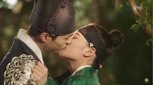 Mây họa ánh trăng tập 7: Park Bo Gum - Kim Yoo Jung hôn nhau đắm đuối 3