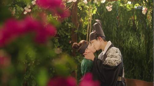 Mây họa ánh trăng tập 7: Park Bo Gum - Kim Yoo Jung hôn nhau đắm đuối 6