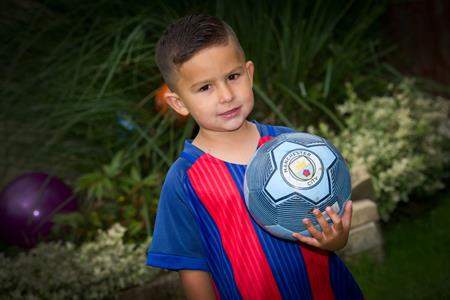 Cậu bé 3 tuổi được Manchester City đào tạo nhờ video của mẹ 3