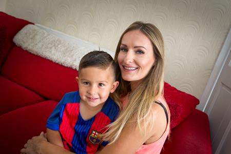 Cậu bé 3 tuổi được Manchester City đào tạo nhờ video của mẹ 2