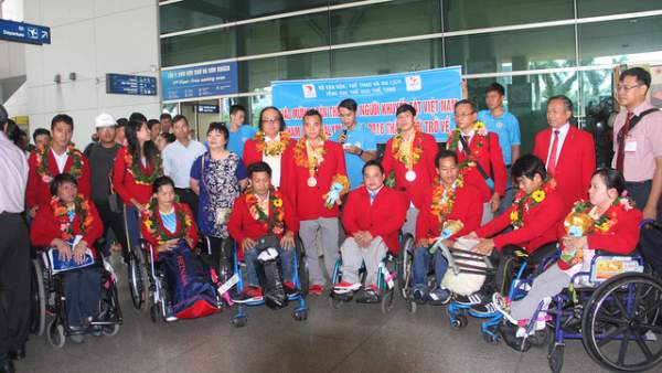 Đoàn thể thao Người khuyết tật Việt Nam về nước sau thành công tại Paralympic 9