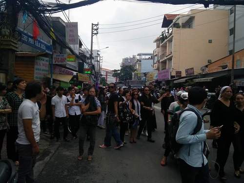 Hàng nghìn người xuống đường tiễn biệt Minh Thuận 7