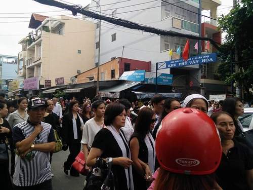 Hàng nghìn người xuống đường tiễn biệt Minh Thuận 5