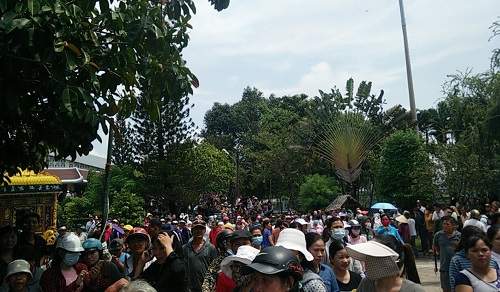 Hàng nghìn người xuống đường tiễn biệt Minh Thuận 15