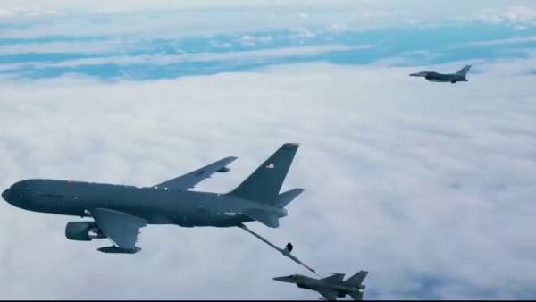 Máy bay KC-46A tiếp dầu ở độ cao gần 9km 3