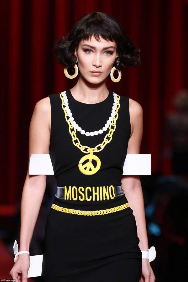 Moschino lại gây sững sỡ với mốt váy như đồ chơi giấy 12