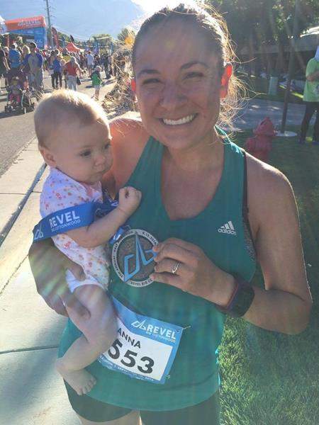 Mới sinh con, bà mẹ vẫn quyết tâm thi chạy marathon 5