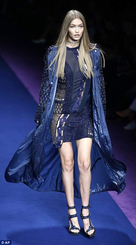 Dàn chân dài tỏa sáng trong show Versace