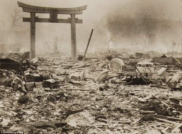Ảnh hiếm:12 tiếng sau khi Mỹ ném bom nguyên tử Nagasaki 11