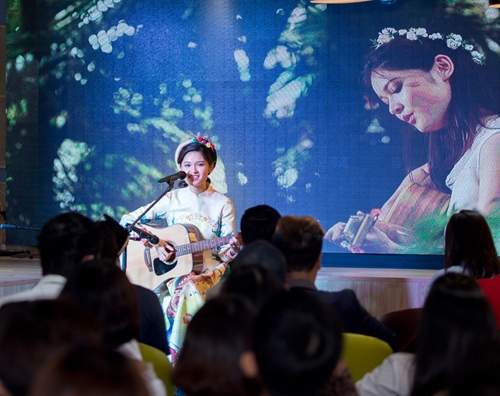 Á hậu Thùy Dung khoe tài đàn và hát tại sự kiện 24