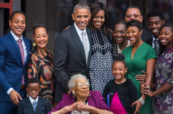 Vợ chồng Obama, Bush hội ngộ tại lễ khai trương bảo tàng về người da màu 13