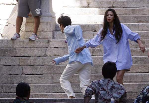 Lee Min Ho ẩu đả với côn đồ, kéo tay Jeon Ji Hyun cùng chạy trốn 18