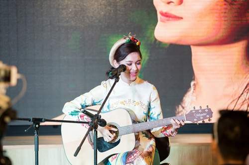Á hậu Thùy Dung khoe tài đàn và hát tại sự kiện 21