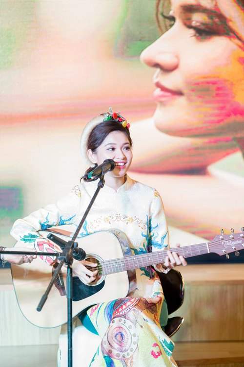 Á hậu Thùy Dung khoe tài đàn và hát tại sự kiện 18