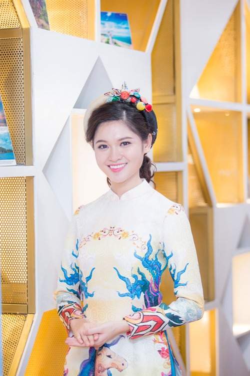 Á hậu Thùy Dung khoe tài đàn và hát tại sự kiện 9