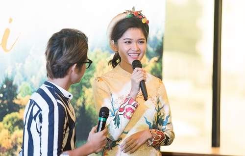 Á hậu Thùy Dung khoe tài đàn và hát tại sự kiện 15