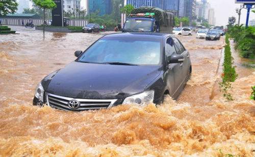 Những nguyên tắc lái ôtô an toàn trong mưa bão 5