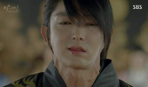 Người tình ánh trăng tập 10: Lee Jun Ki ói máu vì uống trà có độc 24