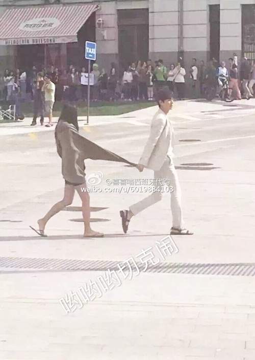 Lee Min Ho hành động "không ai hiểu nổi" khi dạo phố cùng Jeon Ji Hyun 3