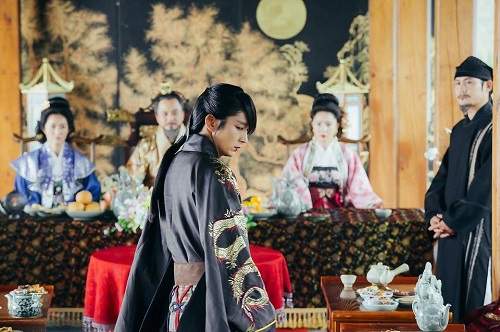 Người tình ánh trăng tập 10: Lee Jun Ki ói máu vì uống trà có độc 6