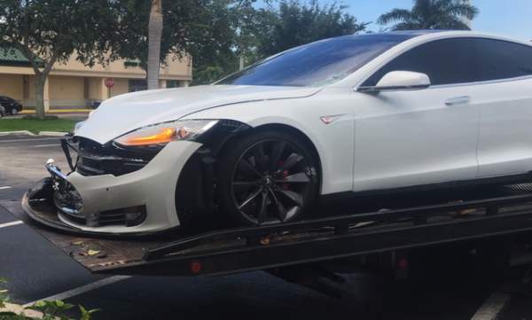 Xe Tesla Model S bị nghi tăng tốc mất kiểm soát 4
