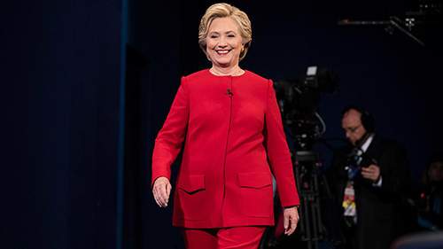 Bộ âu phục đỏ của bà Hillary Clinton đang được khen nhất lúc này! 9