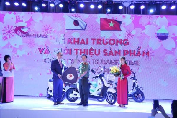 Tsubame E-time mạnh tay tặng 100 xe máy điện cho Công an Hà Nội 2