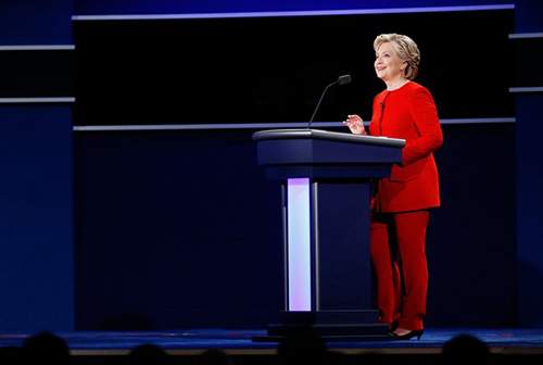 Bộ âu phục đỏ của bà Hillary Clinton đang được khen nhất lúc này! 6