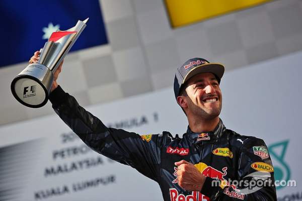 Daniel Ricciardo và Red Bull Racing thống trị Sepang 5