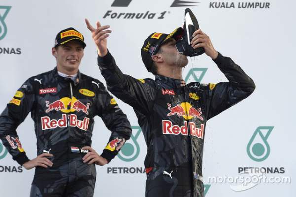 Daniel Ricciardo và Red Bull Racing thống trị Sepang 6