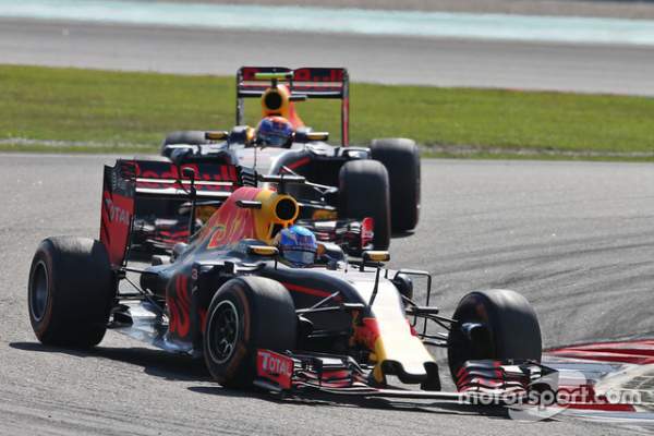 Daniel Ricciardo và Red Bull Racing thống trị Sepang 9