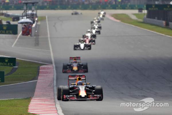 Daniel Ricciardo và Red Bull Racing thống trị Sepang 2